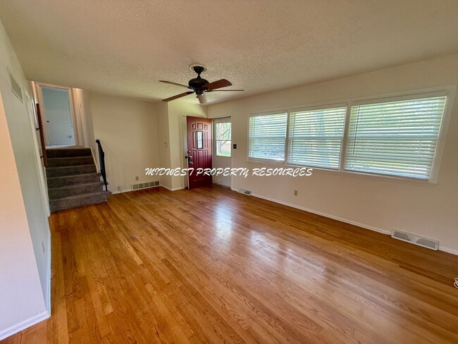 Building Photo - Adorable side by side split with brand new...