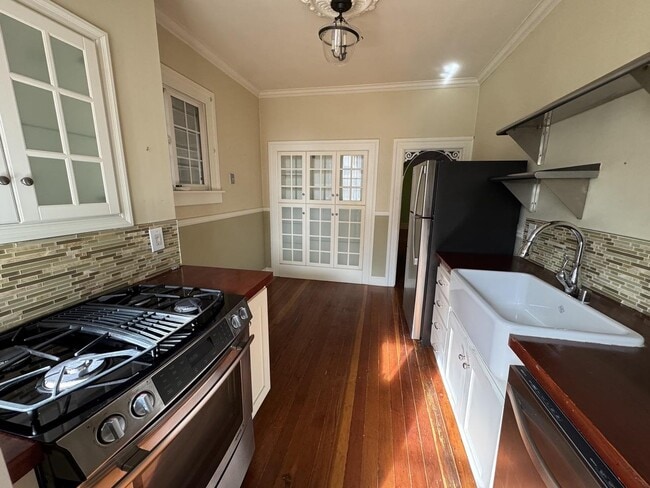 Building Photo - 279 1/2 Clinton Park