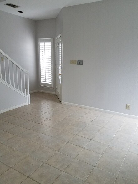 Looking back toward front door - 19 Chapel Hill Cir