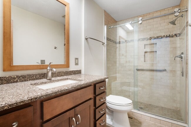 Building Photo - 5 Bed/4.5 Bath Undergrads OK Close to VT