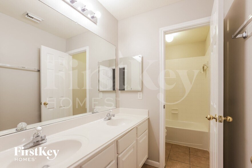 Building Photo - 12210 Lakewood Valley Ct