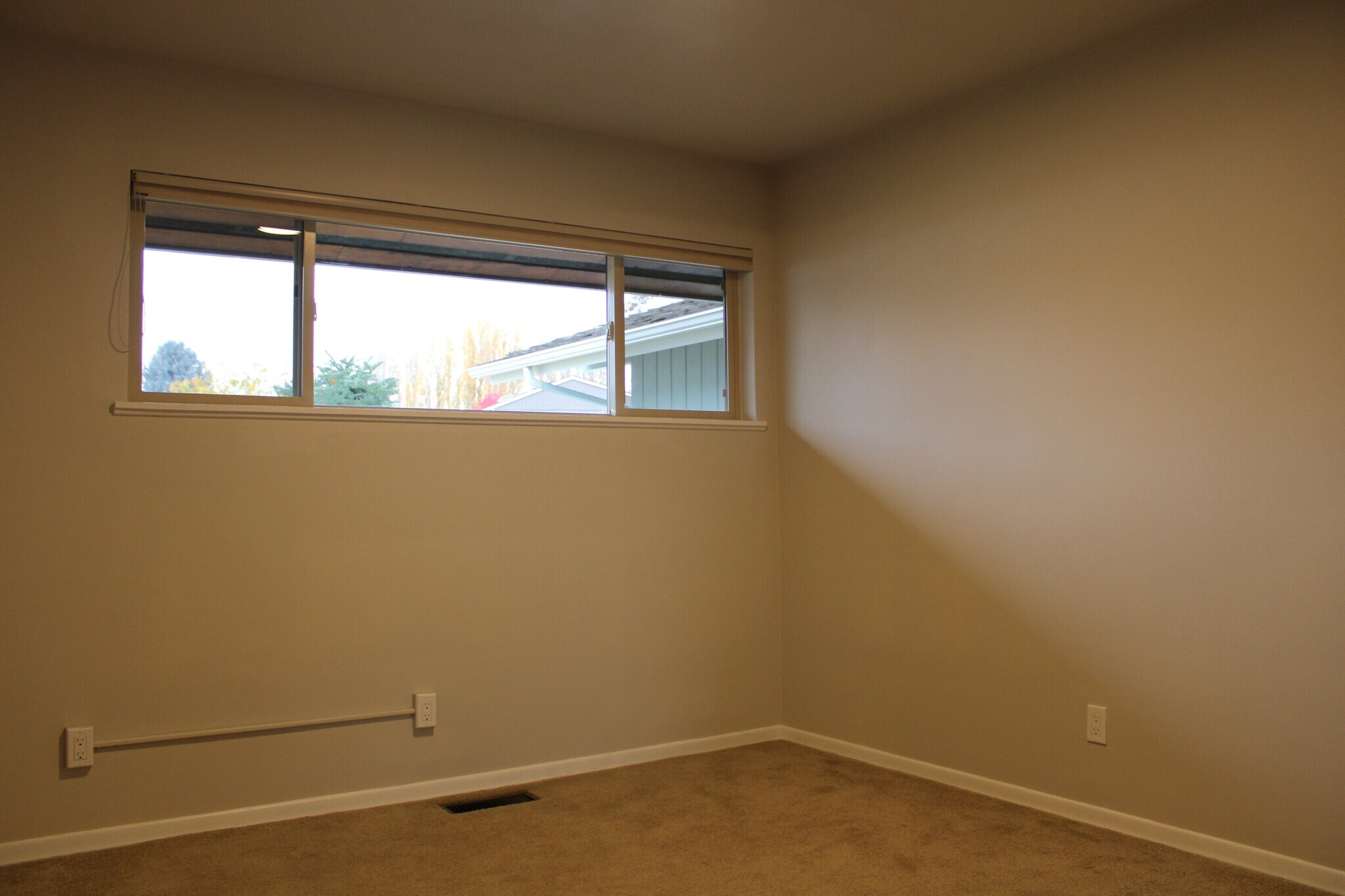 Building Photo - 2733 Debord Dr