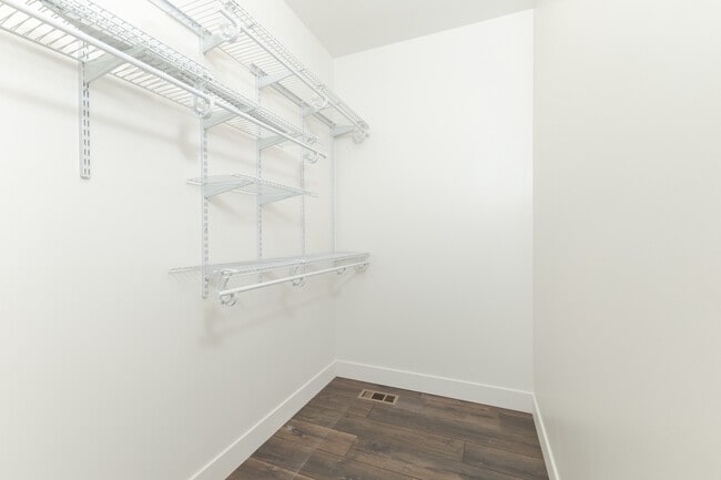 Building Photo - 1613 Belclare Rd