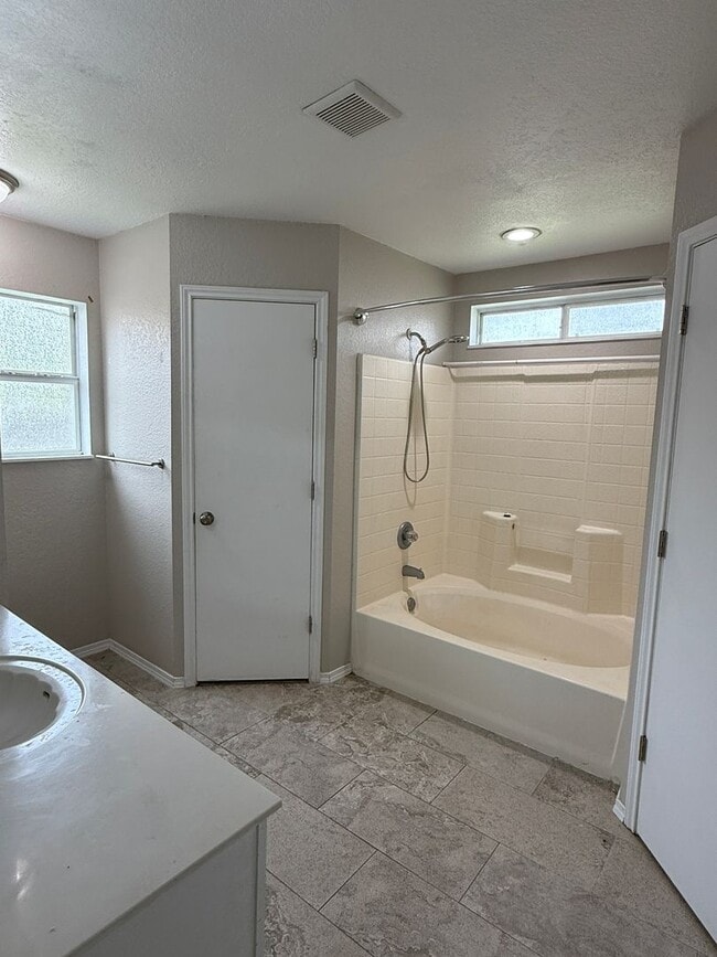 Building Photo - Quaint four bedroom home in Belton availab...