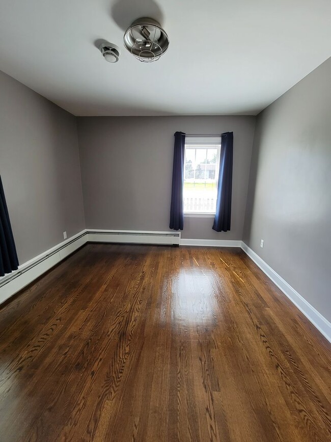 Building Photo - 153 Maple Ave