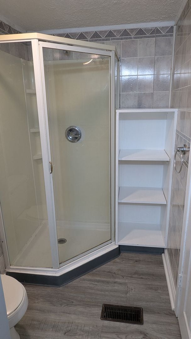 Building Photo - Welcome to this charming 3-bedroom, 1-bathroom home in Akron - Section 8 Welcome