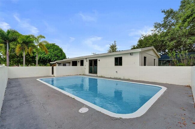 Building Photo - 4101 SW 48th Ct