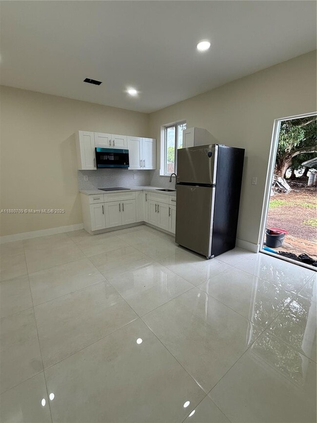 Building Photo - 559 NW 2nd St