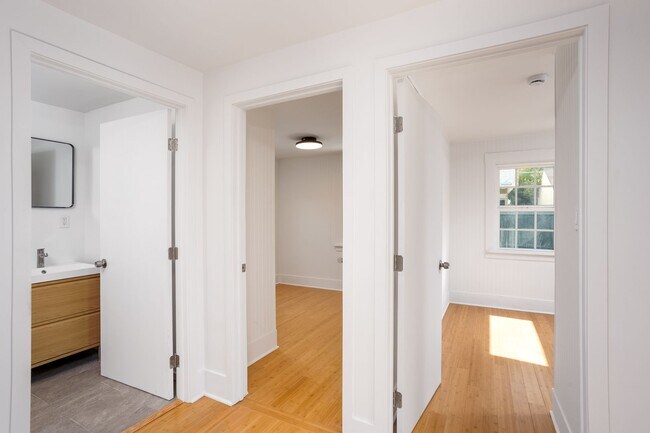 Building Photo - 126 1/2 Franklin Ct