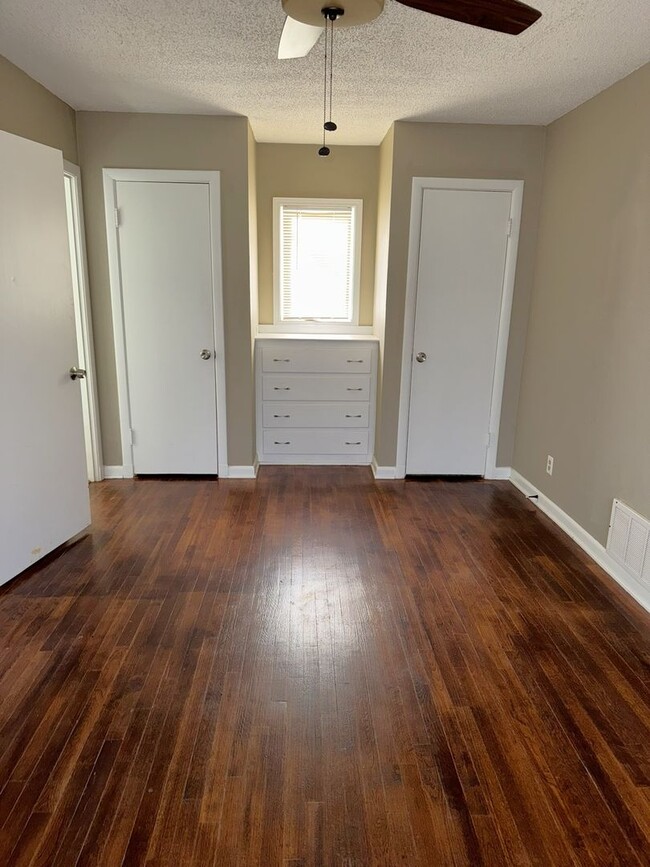 Building Photo - Heart of Lubbock 1/1 Duplex