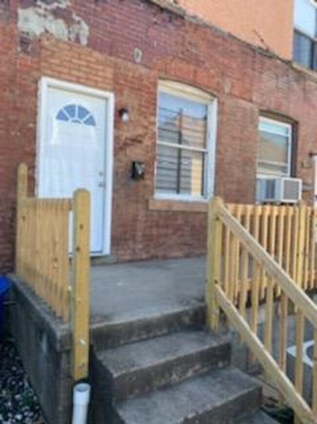 Building Photo - Oakland 2 Bedroom 1 bath house convenient ...