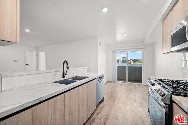 Building Photo - 1650 S Bentley Ave