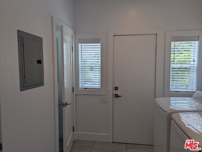 Building Photo - 807 Croft Ave
