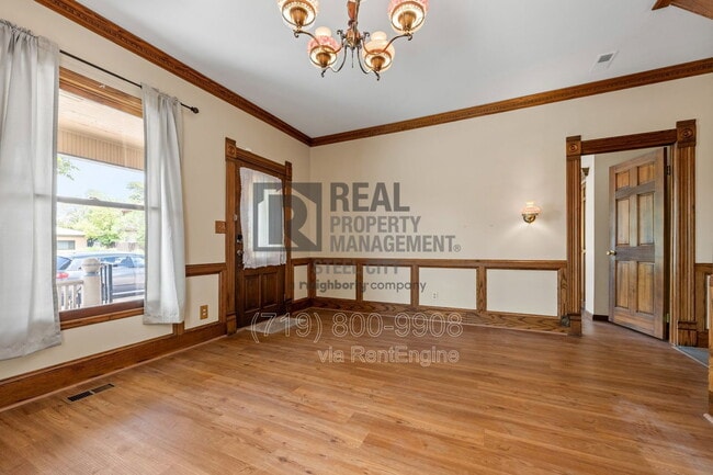 Building Photo - 512 W 10th St