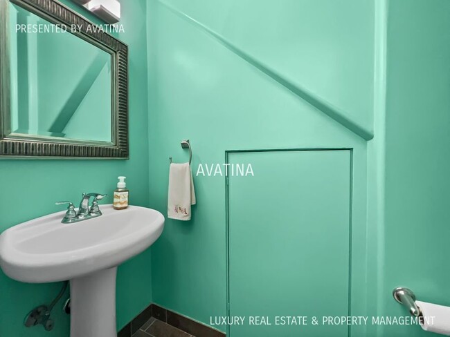 Building Photo - 6370 Hawaii Kai Dr