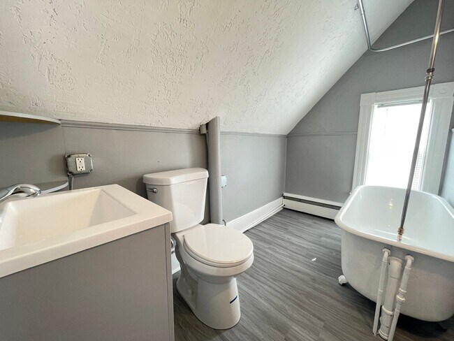 Building Photo - 114 S Jewett St