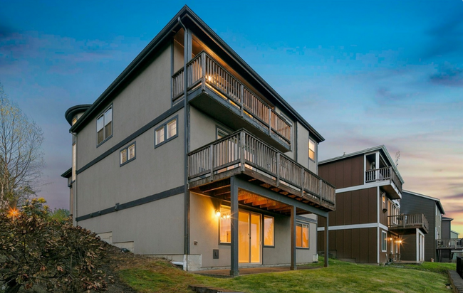 Building Photo - Stunning Duvall Home with View!