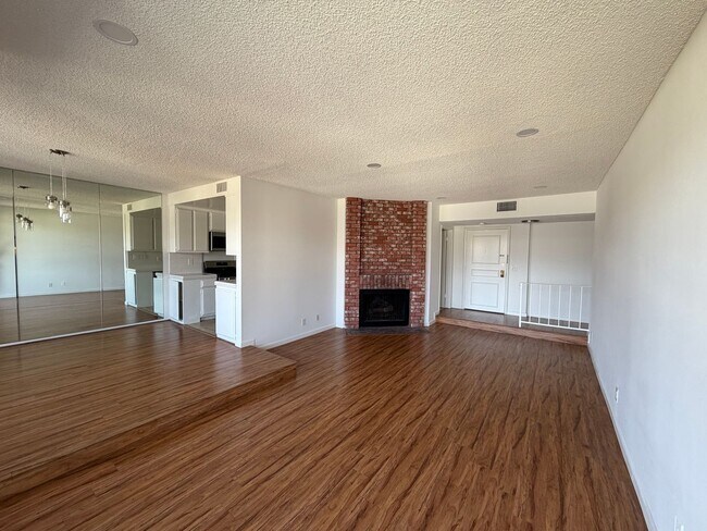 Building Photo - 2 BEDROOM CONDO UNIT IN THE WEST LA AREA 646 481 4404