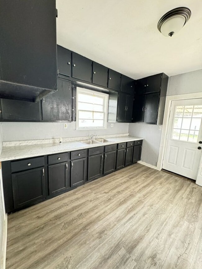 Building Photo - 3-Bedroom, 1-Bathroom Home – $1,250/Month