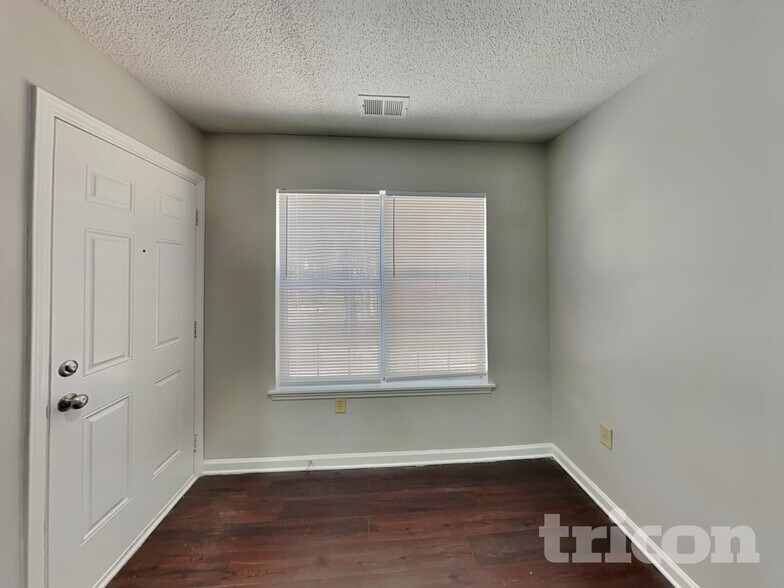 Building Photo - 11622 Calgary Dr