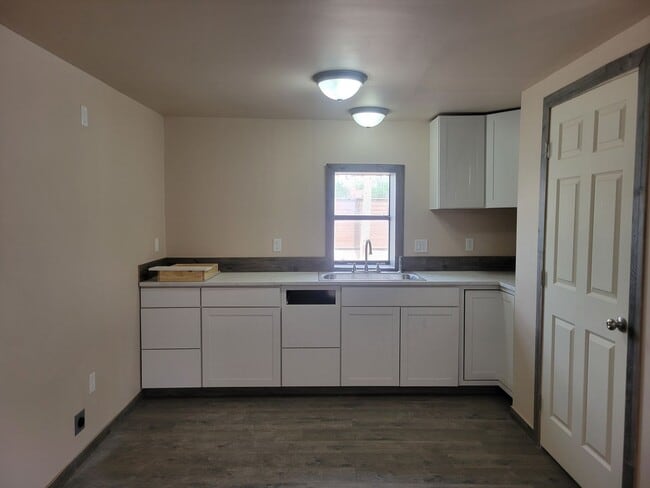 Building Photo - 1 Bedroom/1 Bath Home!