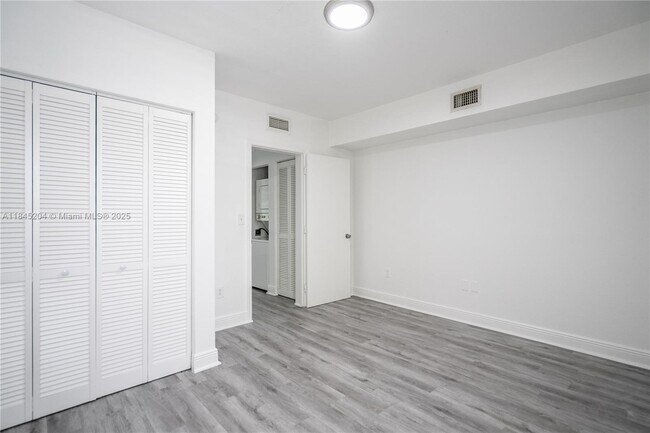Building Photo - 1011 Bay Dr