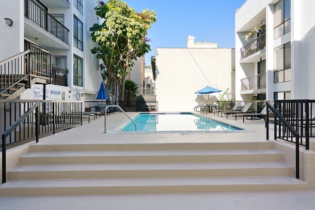 Building Photo - 906 N Doheny Dr