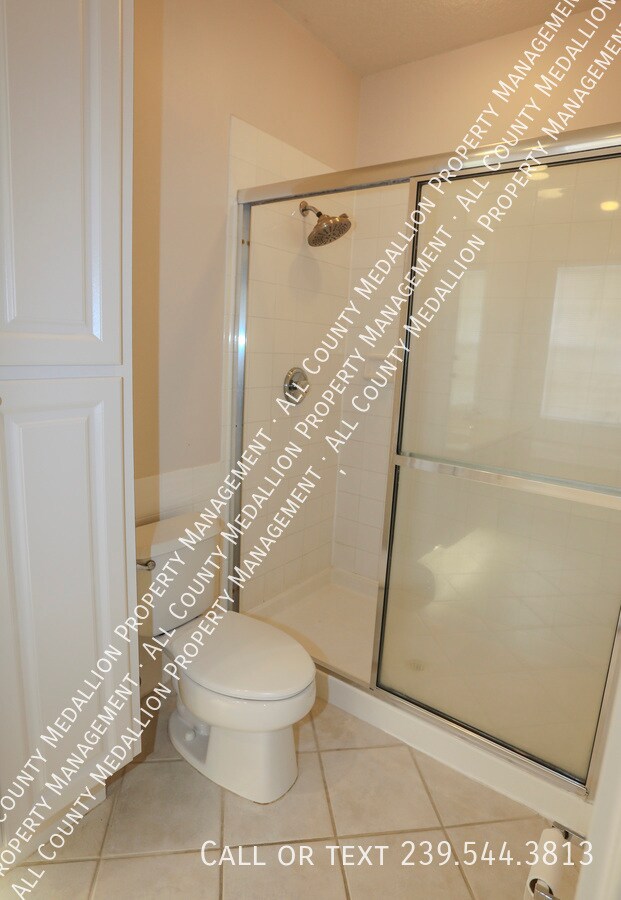 Building Photo - 5823 Cove Cir