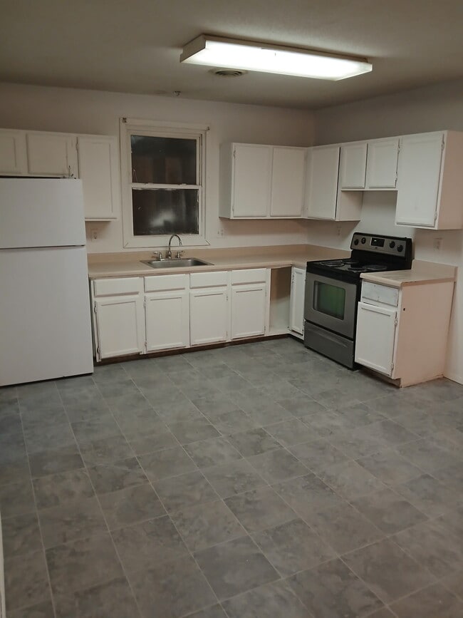 Building Photo - 941 W 8th St