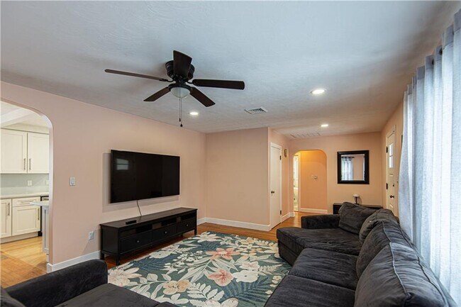 Building Photo - 25 Weeks St