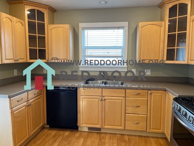 Building Photo - 4 bed / 2 bath Home with Tesla charging station