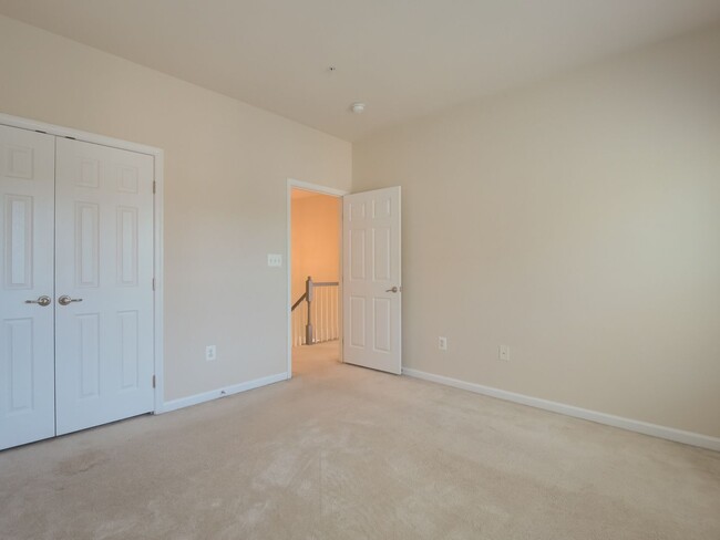 Building Photo - LOVLY BRICK FRONT TOWNHOME