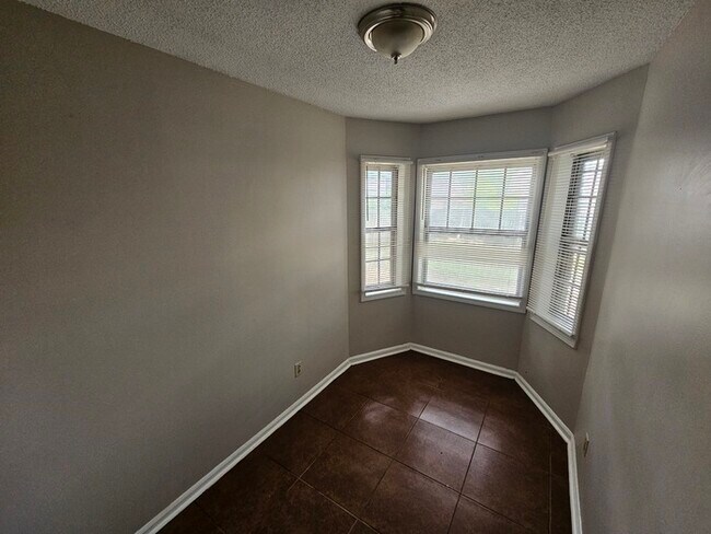 Building Photo - 3373 S Mendenhall Rd