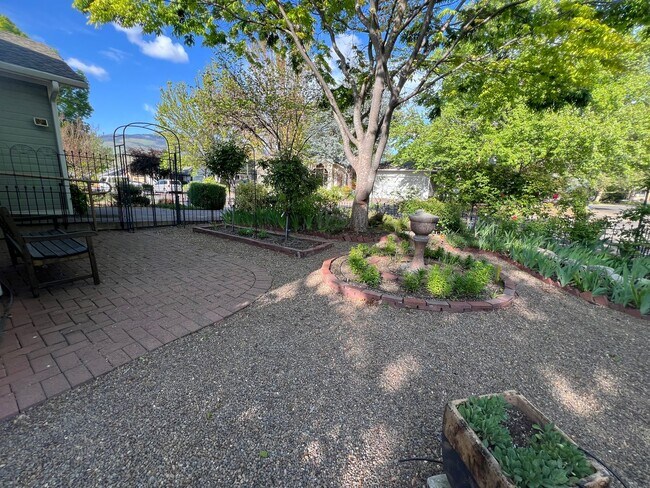 Building Photo - Gardener's Dream!  2 Bedroom house on quiet corner lot
