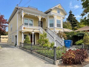 Building Photo - $2,400 / 2 BR - Beautifully Updated Home in Desirable Alameda Neighborhood