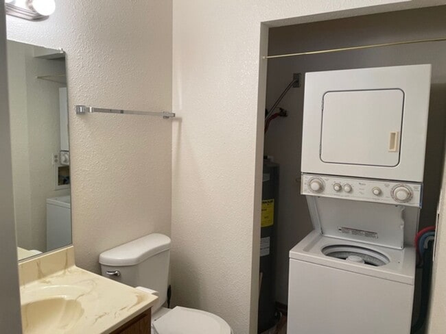 Building Photo - El Condo unit 1 bed, 1 & 3/4 bath