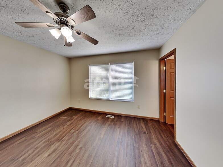 Building Photo - 7660 Farm Hill Dr