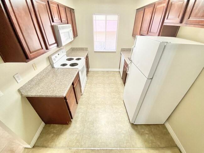 Building Photo - GUARD-GATED 1-BEDROOM CONDO WITH COMMUNITY POOL