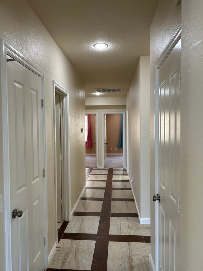 Building Photo - 1651 Daybreak Pl