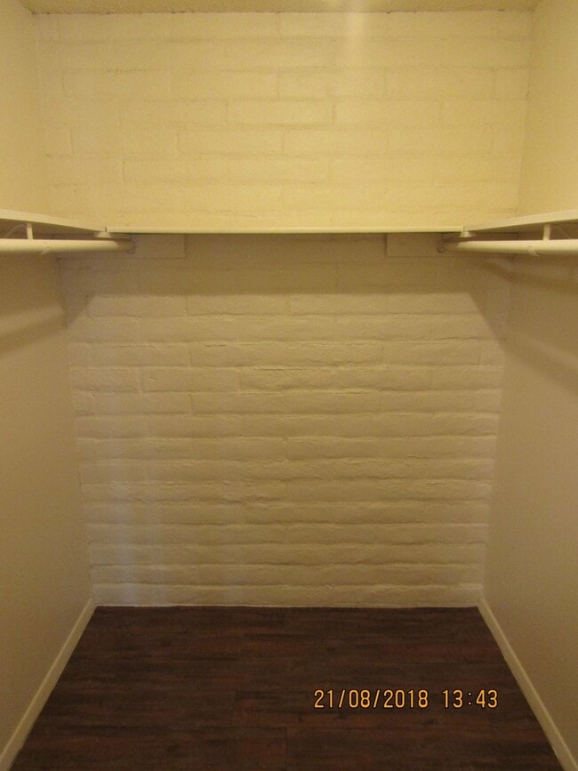 Building Photo - 2 Bedroom 2 Bath Duplex!! Taking Applicati...