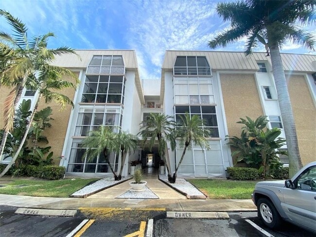 Building Photo - 3040 NE 16th Ave