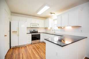 Building Photo - 215 Broyles St