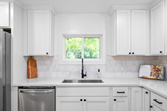 Building Photo - Fantastic Fully-Renovated Home in Kingston Springs on Almost 1 Acre!