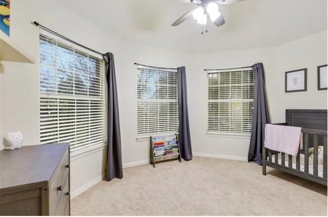 Building Photo - 8925 Lakewood Dr