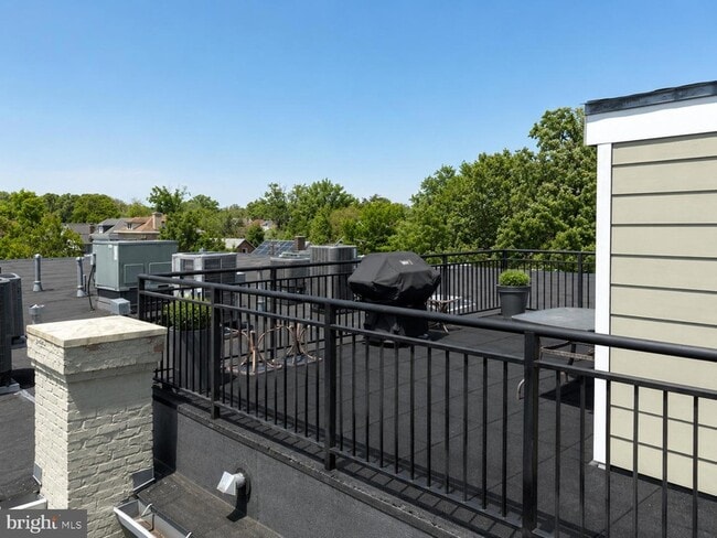 Building Photo - 1352 Longfellow St NW