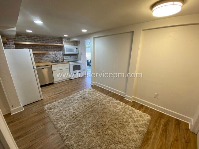 Building Photo - 8008 Roosevelt Way NE