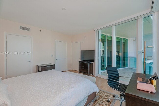 Building Photo - 1000 South Pointe Dr