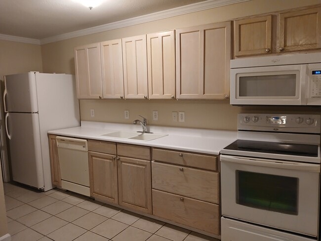 Building Photo - 711 S Poplar St