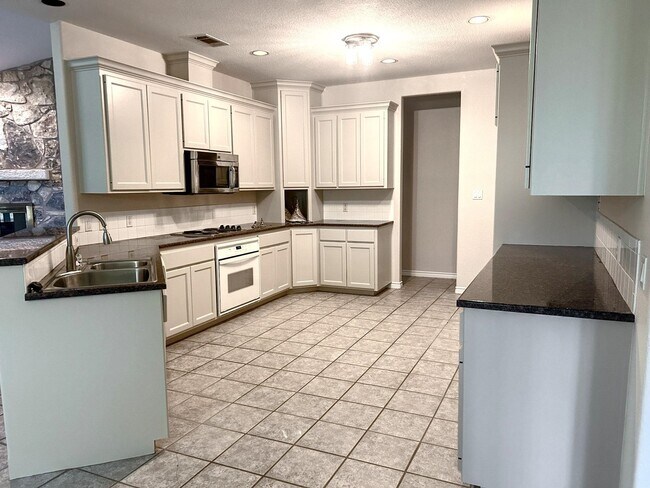 Building Photo - 120 Meadowlakes Dr