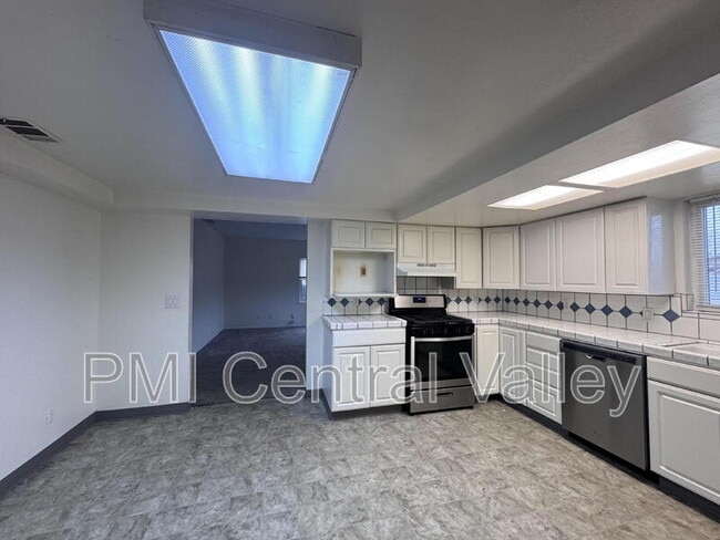 Building Photo - 136 E Stadium Dr